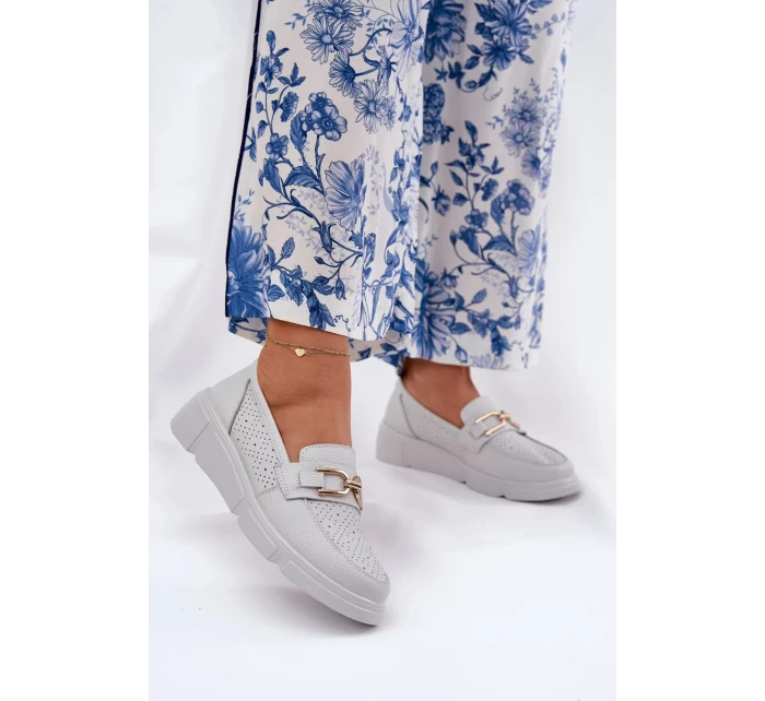 Dámské kožené mokasíny se zlatým detailem Vinceza – světle šedé Dámské kožené mokasíny se zlatým detailem Vinceza – světle šedé