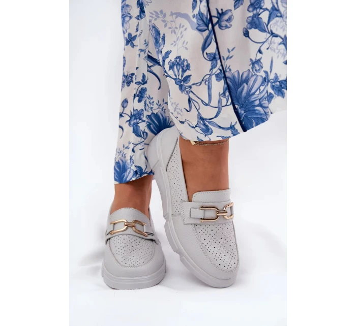 Dámské kožené mokasíny se zlatým detailem Vinceza – světle šedé Dámské kožené mokasíny se zlatým detailem Vinceza – světle šedé