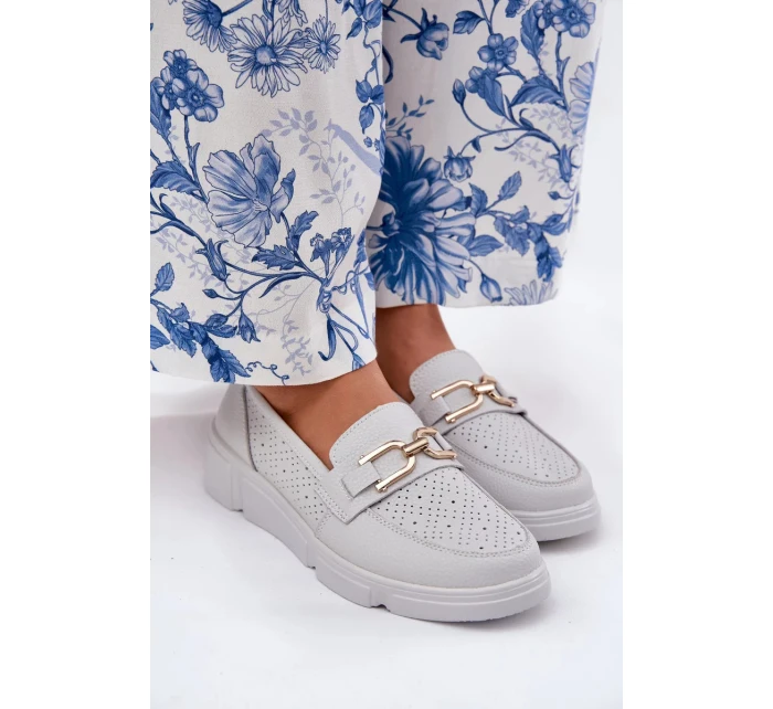 Dámské kožené mokasíny se zlatým detailem Vinceza – světle šedé Dámské kožené mokasíny se zlatým detailem Vinceza – světle šedé