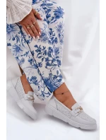 Dámské kožené mokasíny se zlatým detailem Vinceza – světle šedé Dámské kožené mokasíny se zlatým detailem Vinceza – světle šedé