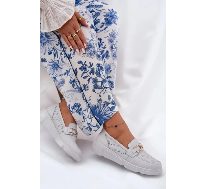 Dámské kožené mokasíny se zlatým detailem Vinceza – světle šedé Dámské kožené mokasíny se zlatým detailem Vinceza – světle šedé