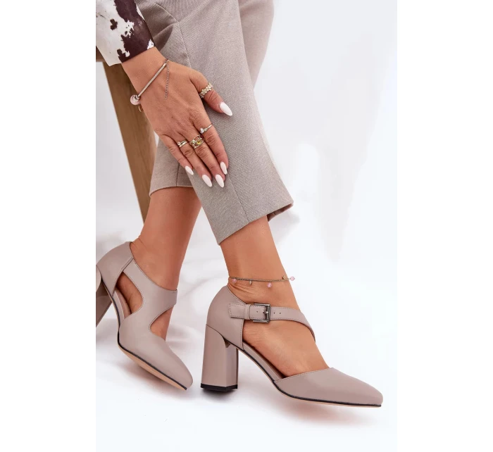 Dámské kožené lodičky na podpatku s ozdobnou sponou Vinceza – šedé Dámské kožené lodičky na podpatku s ozdobnou sponou Vinceza – šedé