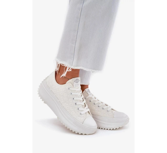 Dámské trampky s výšivkou na platformě Lee Cooper – bílé Dámské trampky s výšivkou na platformě Lee Cooper – bílé