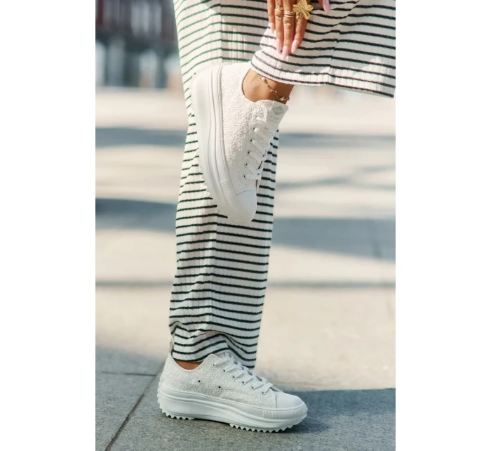 Dámské trampky s výšivkou na platformě Lee Cooper – bílé Dámské trampky s výšivkou na platformě Lee Cooper – bílé