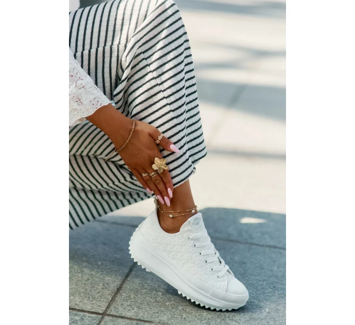 Dámské trampky s výšivkou na platformě Lee Cooper – bílé Dámské trampky s výšivkou na platformě Lee Cooper – bílé