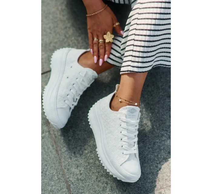 Dámské trampky s výšivkou na platformě Lee Cooper – bílé Dámské trampky s výšivkou na platformě Lee Cooper – bílé