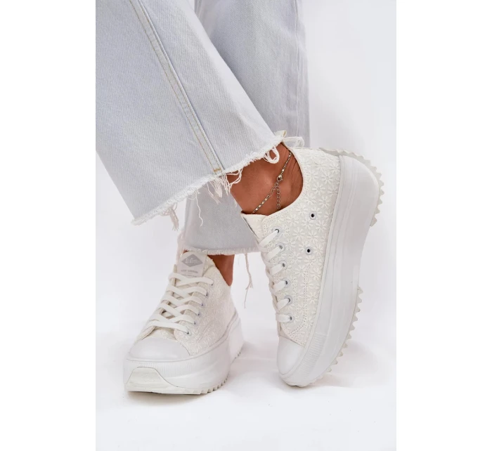 Dámské trampky s výšivkou na platformě Lee Cooper – bílé Dámské trampky s výšivkou na platformě Lee Cooper – bílé