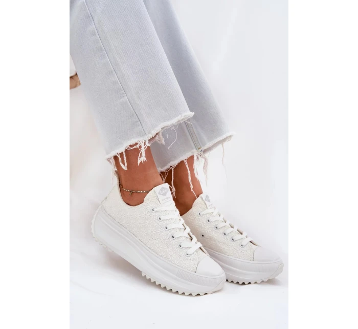 Dámské trampky s výšivkou na platformě Lee Cooper – bílé Dámské trampky s výšivkou na platformě Lee Cooper – bílé