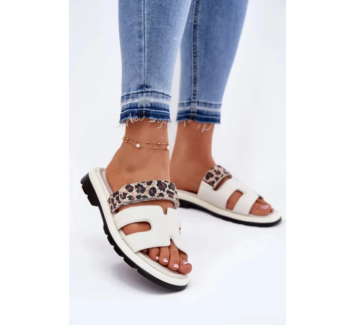 Dámské kožené pantofle s páskem na suchý zip se vzorem Vinceza – světle béžové Dámské kožené pantofle s páskem na suchý zip se vzorem Vinceza – světle béžové