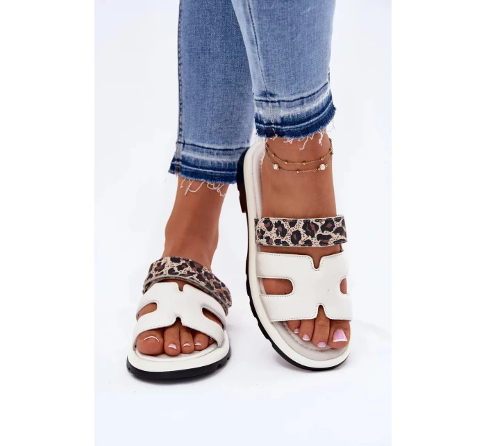 Dámské kožené pantofle s páskem na suchý zip se vzorem Vinceza – světle béžové Dámské kožené pantofle s páskem na suchý zip se vzorem Vinceza – světle béžové