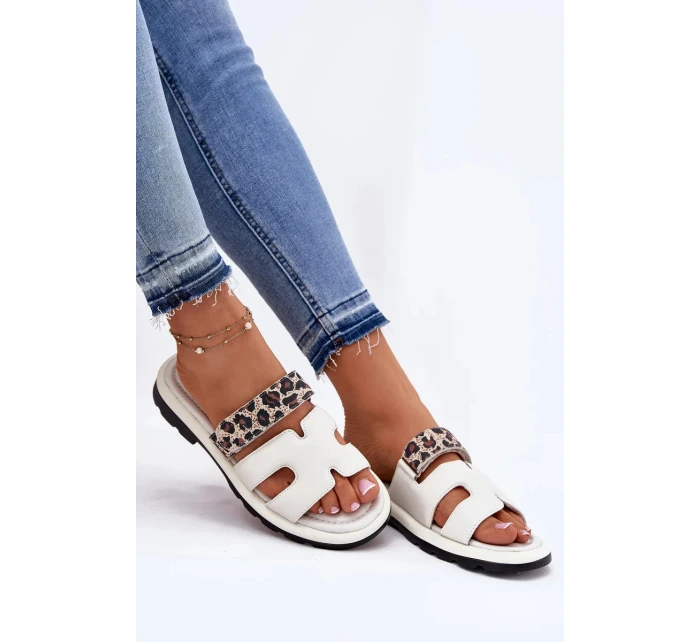 Dámské kožené pantofle s páskem na suchý zip se vzorem Vinceza – světle béžové Dámské kožené pantofle s páskem na suchý zip se vzorem Vinceza – světle béžové