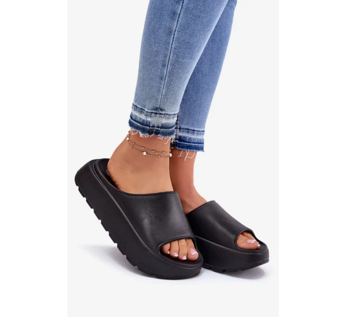 Dámské pěnové pantofle na platformě – černé Dámské pěnové pantofle na platformě – černé