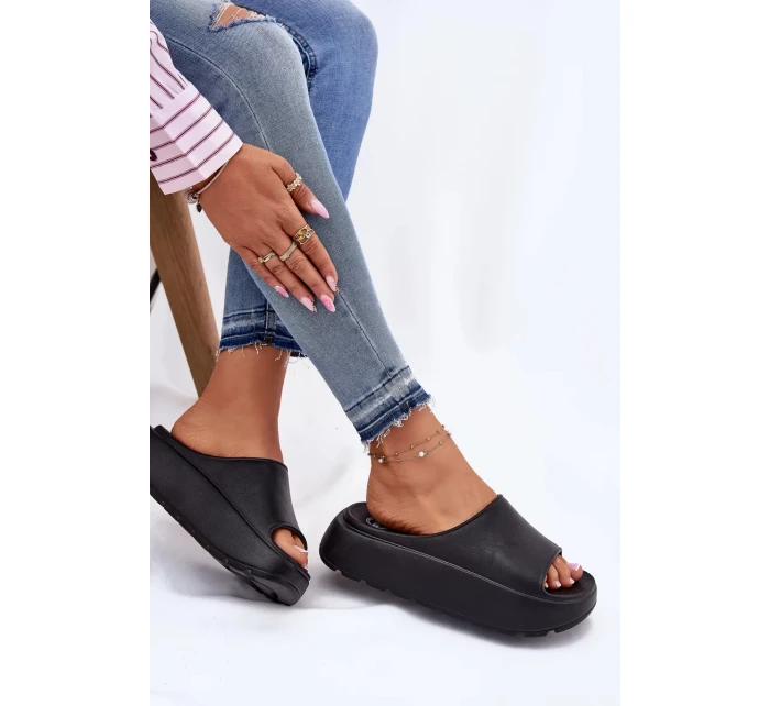 Dámské pěnové pantofle na platformě – černé Dámské pěnové pantofle na platformě – černé