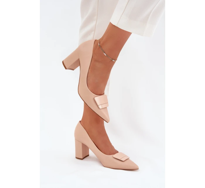 Dámské lodičky na širokém podpatku s ozdobou Celira – béžové Dámské lodičky na širokém podpatku s ozdobou Celira – béžové