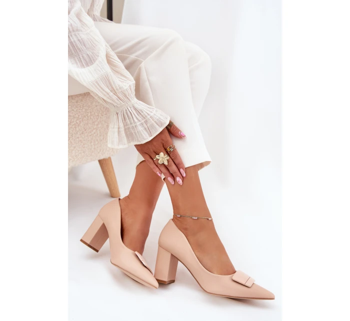 Dámské lodičky na širokém podpatku s ozdobou Celira – béžové Dámské lodičky na širokém podpatku s ozdobou Celira – béžové
