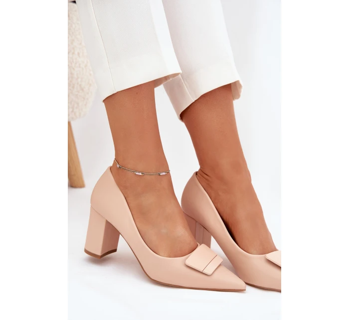Dámské lodičky na širokém podpatku s ozdobou Celira – béžové Dámské lodičky na širokém podpatku s ozdobou Celira – béžové