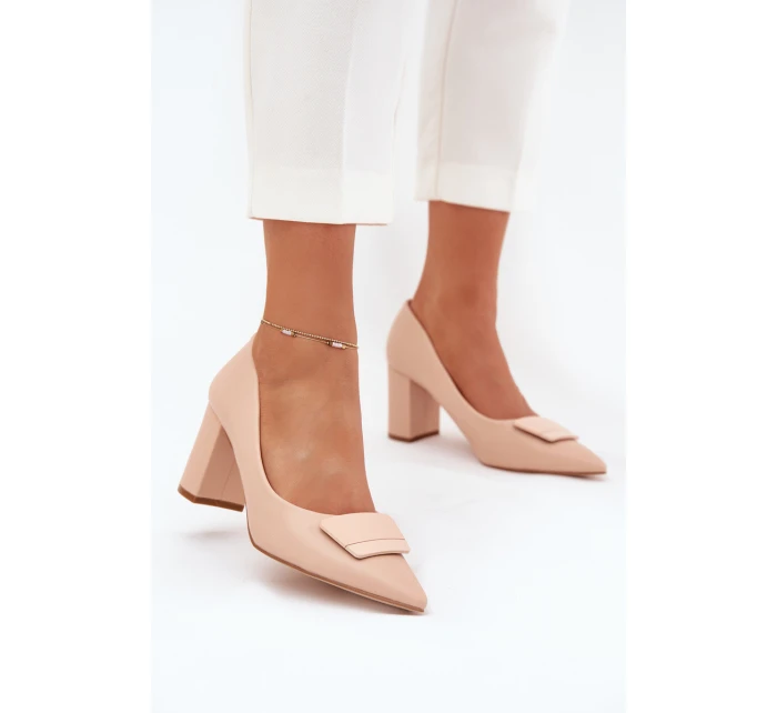 Dámské lodičky na širokém podpatku s ozdobou Celira – béžové Dámské lodičky na širokém podpatku s ozdobou Celira – béžové