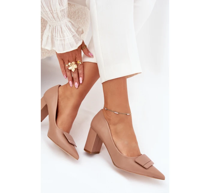 Dámské lodičky na širokém podpatku s ozdobou Celira – tmavě béžové Dámské lodičky na širokém podpatku s ozdobou Celira – tmavě béžové