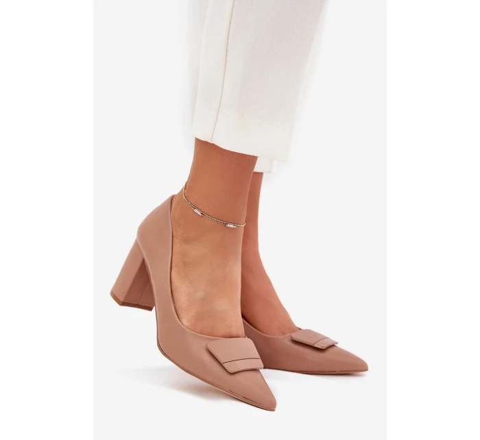 Dámské lodičky na širokém podpatku s ozdobou Celira – tmavě béžové Dámské lodičky na širokém podpatku s ozdobou Celira – tmavě béžové