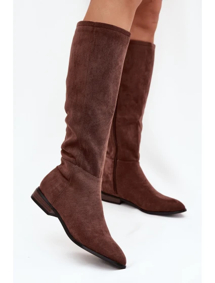 Dámské semišové kozačky na nízkém podpatku model 21848558 – hnědé - Kesi