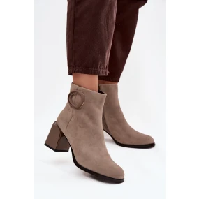 Dámské zateplené semišové kotníkové boty na sloupku s ozdobným detailem – béžové Artiker Dámské zateplené semišové kotníkové boty na sloupku s ozdobným detailem – béžové Artiker