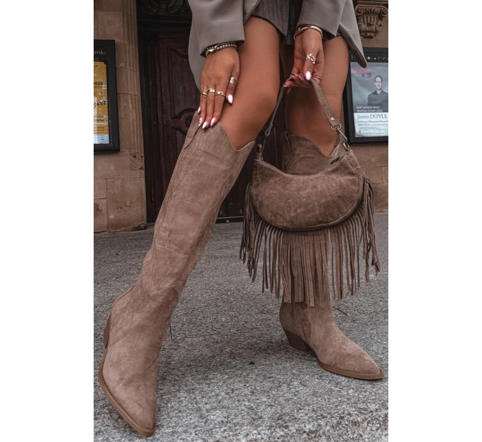 Dámské eko-semišové kovbojky na podpatku Jenaya – béžové Dámské eko-semišové kovbojky na podpatku Jenaya – béžové