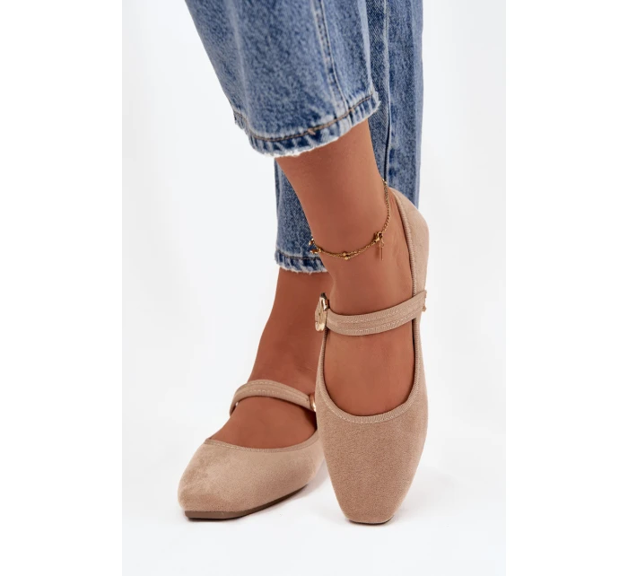 Dámské eko semišové baleríny s páskem a zlatou přezkou Adelora – béžové Dámské eko semišové baleríny s páskem a zlatou přezkou Adelora – béžové