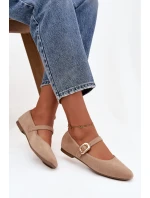 Dámské eko semišové baleríny s páskem a zlatou přezkou Adelora – béžové Dámské eko semišové baleríny s páskem a zlatou přezkou Adelora – béžové