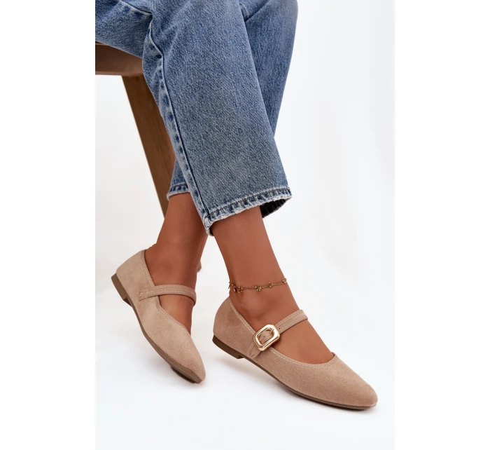 Dámské eko semišové baleríny s páskem a zlatou přezkou Adelora – béžové Dámské eko semišové baleríny s páskem a zlatou přezkou Adelora – béžové