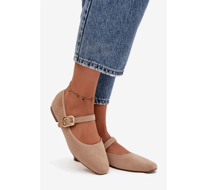 Dámské eko semišové baleríny s páskem a zlatou přezkou Adelora – béžové Dámské eko semišové baleríny s páskem a zlatou přezkou Adelora – béžové