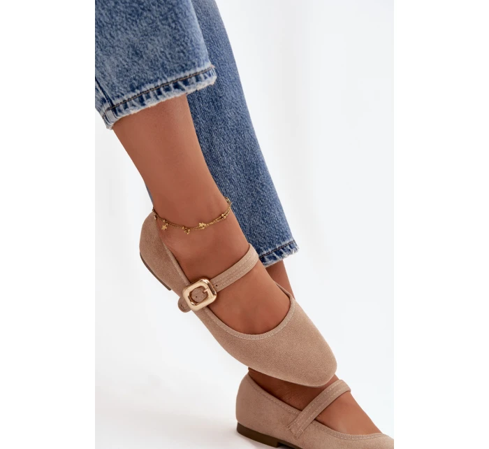 Dámské eko semišové baleríny s páskem a zlatou přezkou Adelora – béžové Dámské eko semišové baleríny s páskem a zlatou přezkou Adelora – béžové