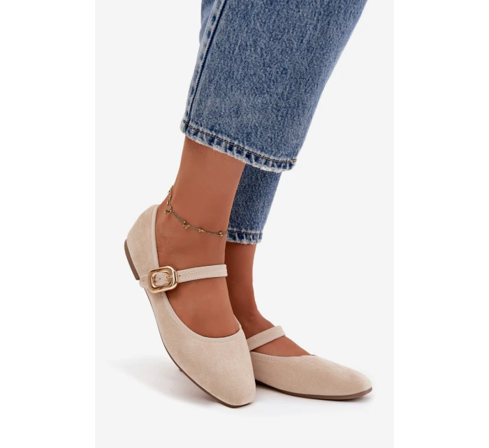 Dámské eko semišové baleríny s páskem a zlatou přezkou Adelora – světle béžové Dámské eko semišové baleríny s páskem a zlatou přezkou Adelora – světle béžové