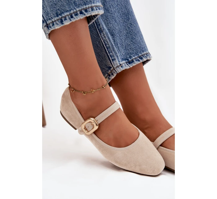 Dámské eko semišové baleríny s páskem a zlatou přezkou Adelora – světle béžové Dámské eko semišové baleríny s páskem a zlatou přezkou Adelora – světle béžové