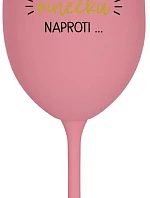 MUSÍM JÍT TOMU VÍNEČKU NAPROTI... - růžová sklenice na víno 350 ml