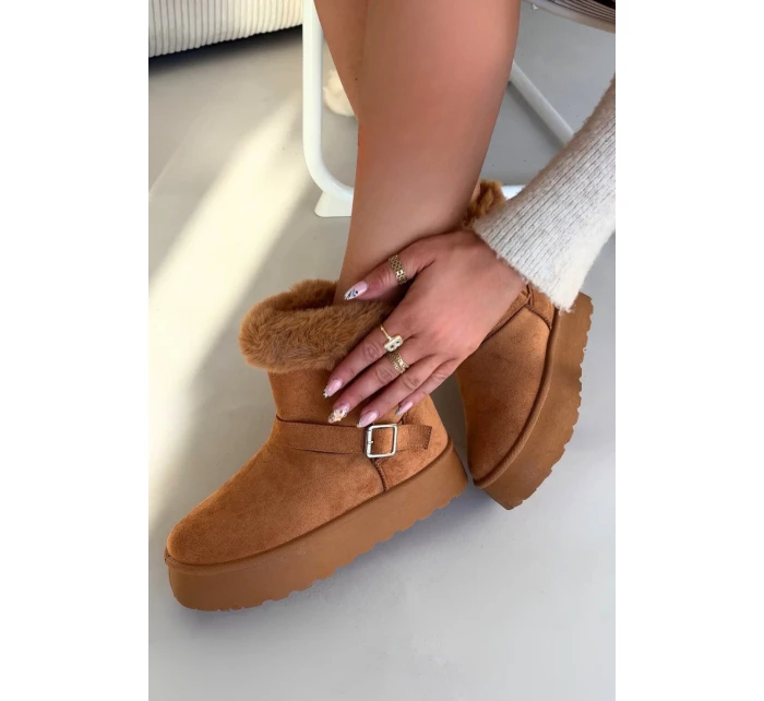 sněhule na platformě s přezkou a kožešinou Camel model 21821884 - Boto sněhule na platformě s přezkou a kožešinou Camel model 21821884 - Boto