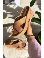 Dámské pantofle na platformě z eko semiše hnědé model 21919342 - Boto