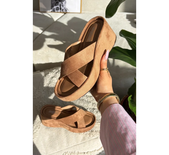 Dámské pantofle na platformě z eko semiše hnědé model 21919342 - Boto