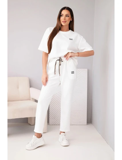 Dámský komplet s krátkým rukávem a kalhotami s nohavicí ecru model 21998408 - K-Fashion Dámský komplet s krátkým rukávem a kalhotami s nohavicí ecru model 21998408 - K-Fashion