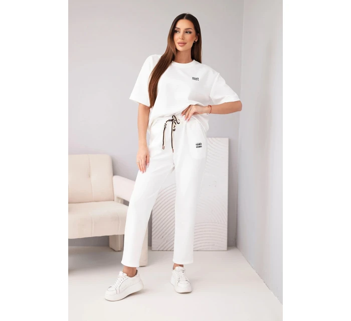 Dámský komplet s krátkým rukávem a kalhotami s nohavicí ecru model 21998408 - K-Fashion Dámský komplet s krátkým rukávem a kalhotami s nohavicí ecru model 21998408 - K-Fashion