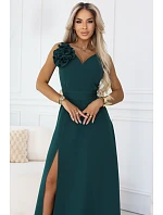 669-1 Romantické maxi šaty s květinou na rameni a rozparkem - lahvově zelené