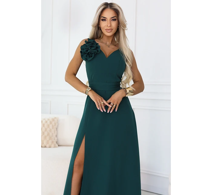 669-1 Romantické maxi šaty s květinou na rameni a rozparkem - lahvově zelené