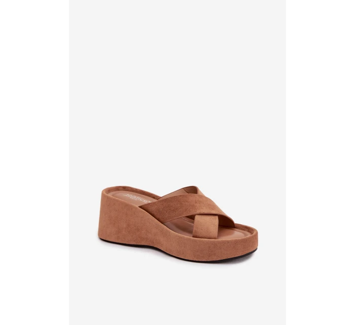 Dámské pantofle na platformě z eko semiše hnědé model 21919342 - Boto