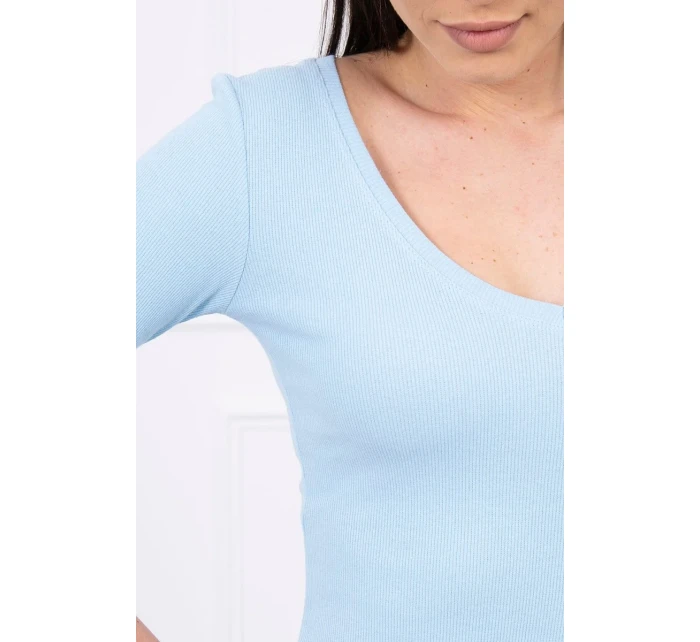 Přiléhavé šaty s modrým výstřihem