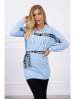 Šaty zdobené modrou stuhou Šaty zdobené modrou stuhou