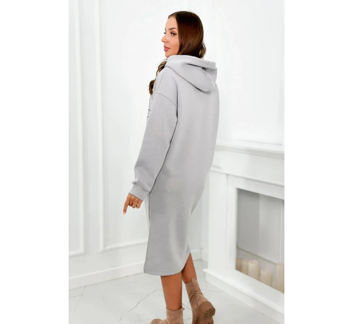 Dlouhé izolované šaty s výšivkou šedý