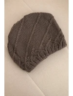 Dámská zimní čepice s ozdobným pletením a klasickým střihem K372 cappuccino