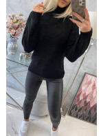 Černý svetr s vysokým výstřihem