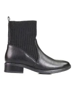 Výborné černé  kotníčkové boty dámské na plochém podpatku