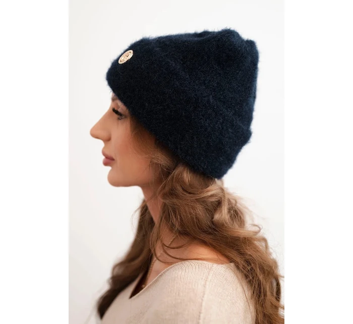 Dámská zimní čepice model 21441774 s ozdobným knoflíkem modrá - K-Fashion Dámská zimní čepice model 21441774 s ozdobným knoflíkem modrá - K-Fashion