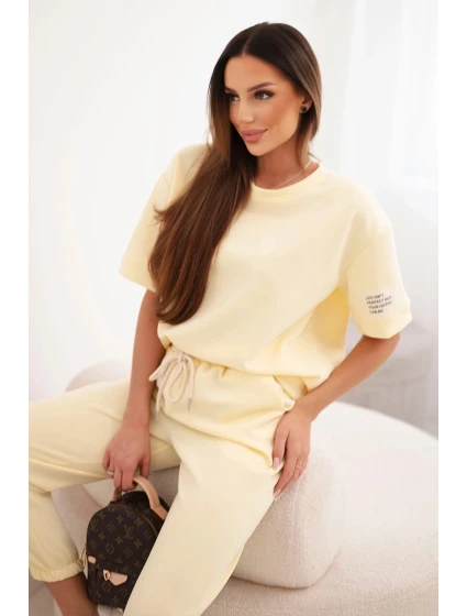 Dámský komplet z viskózy model 22190176 s krátkým rukávem a kalhotami žlutý - K-Fashion Dámský komplet z viskózy model 22190176 s krátkým rukávem a kalhotami žlutý - K-Fashion